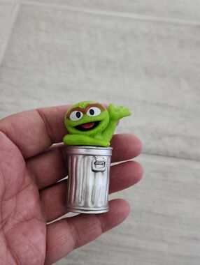🐻 Oscar the Grouch Mini Figure in Silver Trash Can